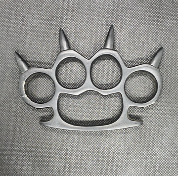 METAL KNUCKLE DUSTER WITH SPIKES.